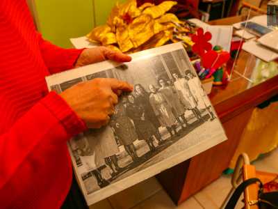 Quest�ultima ci accoglie in presidenza, cogliendo subito l�occasione per mostrarci un�immagine risalente agli anni 50, che immortala la madre con il personale scolastico nel cortile della scuola